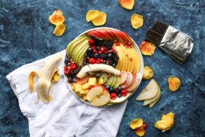 Schüssel mit Obst und Schokolade
