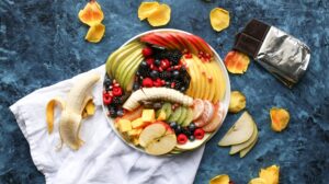 Schüssel mit Obst und Schokolade