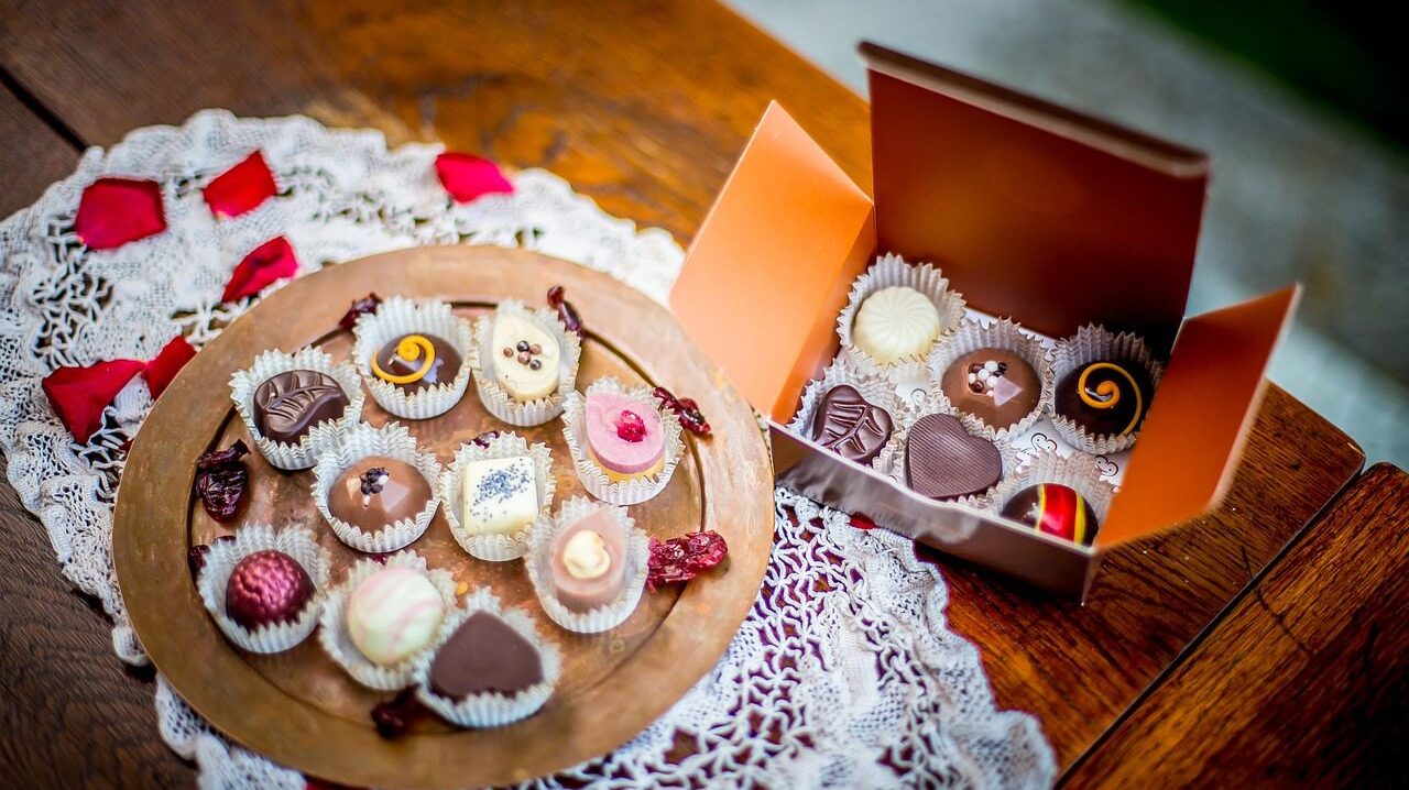 https://pixabay.com/de/photos/schokolade-geschenk-pralinen-2725822/