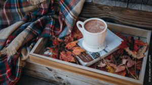 Heiße Schokolade Rezept - serviert in einer Tasse auf einem Tablett mit Herbstlaub und Dekoration