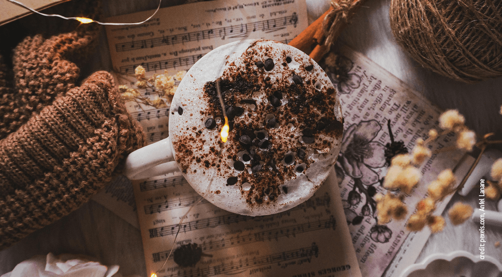 weihnachtliche tasse mit trinkschokolade und sahnehaube